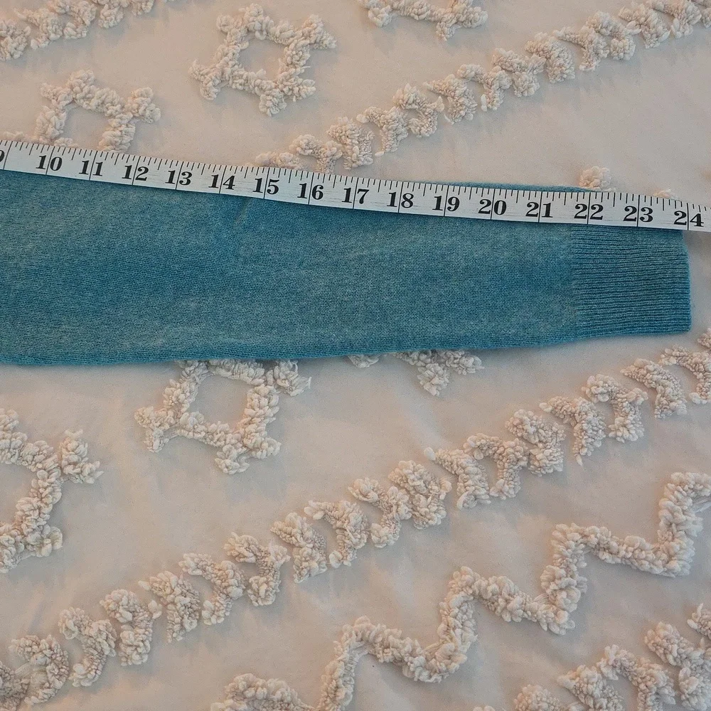 Bloomingdale's 100% marl teal colored cashmere women's v neck sweater sz med